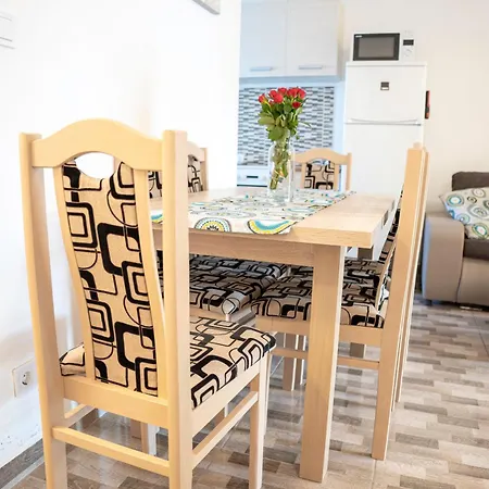 Gedeon Aparmanhaz I Foeldszint Appartement Vir