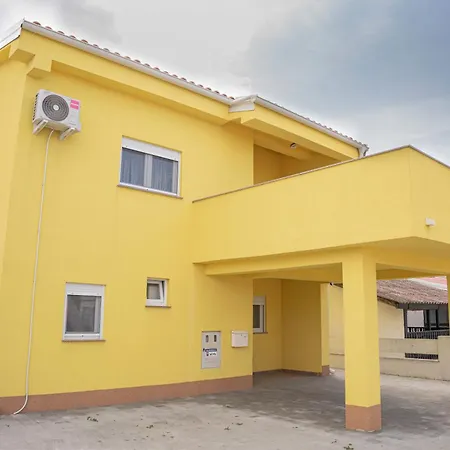 Gedeon Aparmanhaz I Foeldszint Vir