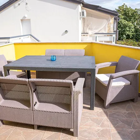 Gedeon Aparmanhaz I Foeldszint Appartement Vir